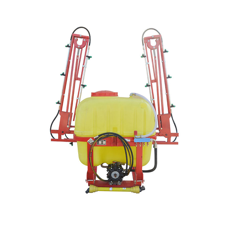 Op een tractor gemonteerde landbouwspuit